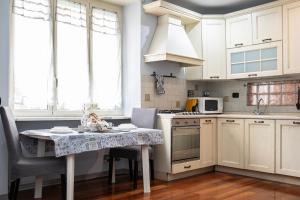 A kitchen or kitchenette at Dulcis Home Montemario