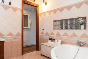 A bathroom at Dulcis Home Montemario