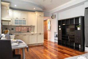 A kitchen or kitchenette at Dulcis Home Montemario