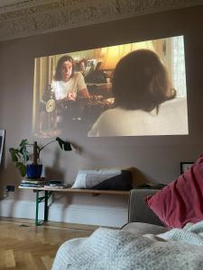 une photo d'une femme dans un miroir dans une pièce dans l'établissement Beautiful central Edinburgh Apartment, à Édimbourg