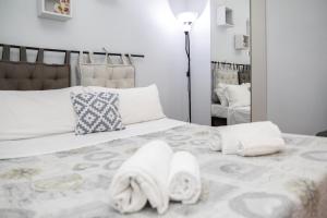 A bed or beds in a room at Dulcis Home Montemario