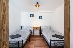 two twin beds in a room with a table at Ferienhaus Unterm Schloss in Bautzen