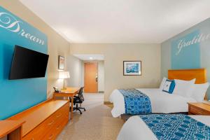 Unity Hotel and Conference Ctr, Ascend Hotel Collectionにあるテレビまたはエンターテインメントセンター
