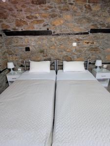 Postel nebo postele na pokoji v ubytování Traditional Stone Villa "To Petrino"