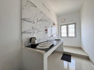 Kuchyň nebo kuchyňský kout v ubytování Royal Beach Service Apartment