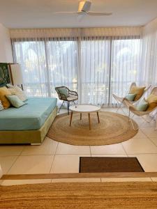 Posezení v ubytování EUREKA-SUR-MER Stylish & Cosy Apartment, 100 mts from beach, pool