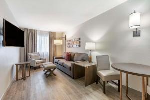 Posezení v ubytování Windmill Suites Surprise - Phoenix, Ascend Hotel Collection
