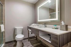 The Waves Hotel, Ascend Hotel Collection的一间浴室