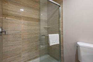 The Waves Hotel, Ascend Hotel Collection的一间浴室