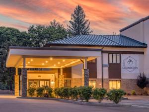 摩根敦The Cranberry, Ascend Hotel Collection的一座背面有日落的建筑