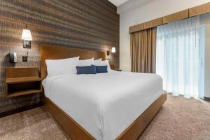 The Cranberry, Ascend Hotel Collection客房内的一张或多张床位