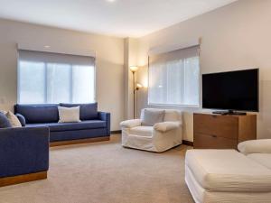 The Cranberry, Ascend Hotel Collection的电视和/或娱乐中心