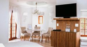 Boutique Hotel Heinitzburg tesisinde bir televizyon ve/veya eğlence merkezi
