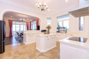 una cucina con armadi bianchi e una sala da pranzo di Biệt Thự Khởi Nghĩa Bắc Sơn TP Đà Lạt - Gần Chợ và Hồ Xuân Hương a Xuan An Altre 37 foto