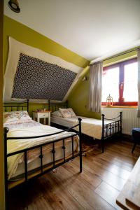 Łóżko lub łóżka w pokoju w obiekcie Apartament nad Potokiem Sauna, Jacuzzi, SPA