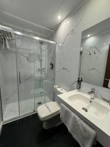 łazienka z prysznicem, toaletą i umywalką w obiekcie Hotel Palace Sevilla w Sewilli +37 zdjęć