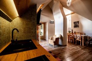 kuchnia ze zlewem i salonem w obiekcie Apartament nad Potokiem Sauna, Jacuzzi, SPA w mieście Witów