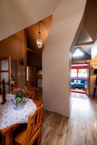 Łóżko lub łóżka w pokoju w obiekcie Apartament nad Potokiem Sauna, Jacuzzi, SPA