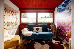 salon z niebieską kanapą i oknem w obiekcie Apartament nad Potokiem Sauna, Jacuzzi, SPA w mieście Witów