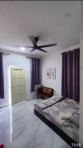 Postel nebo postele na pokoji v ubytování D'SQ Homestay