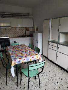 Η κουζίνα ή μικρή κουζίνα στο Grande Appartamento in montagna