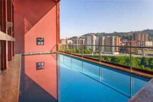 Бассейн в Hotel Meliá Bilbao или поблизости +37 фотографий