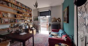 a living room with a couch and a table at Casa dei Libri nel Monferrato in Pontestura