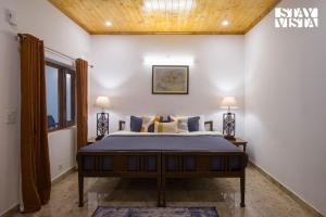 Giường trong phòng chung tại StayVista at Mountain Echoes - Views, Heater