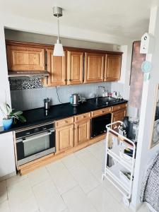 Η κουζίνα ή μικρή κουζίνα στο Chambre Famille d'accueil entre Paris et Disney douze minutes centre Paris quinze euros de plus pour frais de ménage