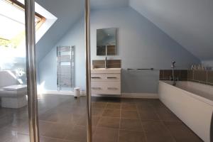 Koupelna v ubytování Hilltop, Coniston spacious bungalow with incredible views + 31 fotografií