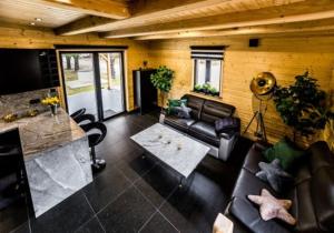 Posezení v ubytování Domek Na Skraju Lasu -Strefa SPA JACUZZI