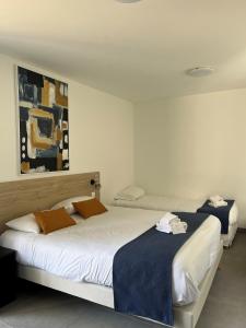 Ένα ή περισσότερα κρεβάτια σε δωμάτιο στο Cit'Hotel Les Eleis