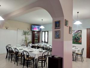 a dining room with a long table and chairs at Laghi Paradiso in Rovereto sulla Secchia