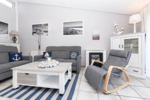 ベンサージールにあるFerienhaus Luv und Leeのソファとテーブルのあるリビングルーム