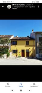 Una imagen de una casa amarilla con una foto de ella. en Oltremare Numana, en Numana