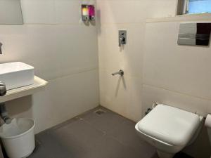 纳西克Hotel Haldi的带马桶和水槽的小浴室
