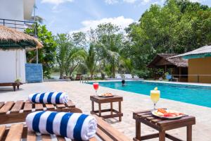 Bazén v ubytování Ayurvedic Lanka Wellness Hotel nebo v jeho okolí