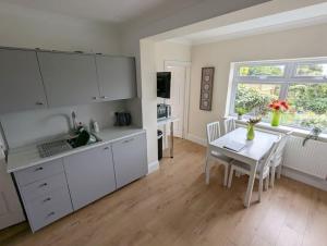 Η κουζίνα ή μικρή κουζίνα στο Rest Bay Beach Stay