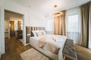 扎科帕内VisitZakopane - Gold Krupówki Inn Apartment的一间带大床的卧室和一间客厅