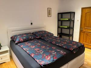 Ein Bett oder Betten in einem Zimmer der Unterkunft Sunside Apartments Gästehaus