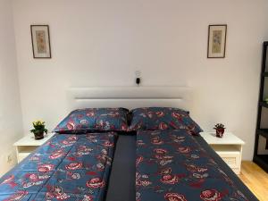 Ein Bett oder Betten in einem Zimmer der Unterkunft Sunside Apartments Gästehaus