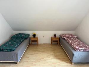 Ein Bett oder Betten in einem Zimmer der Unterkunft Sunside Apartments Gästehaus