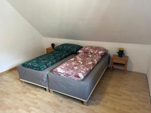 Ein Bett oder Betten in einem Zimmer der Unterkunft Sunside Apartments Gästehaus