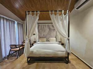 RiverView Tent Resort客房内的一张或多张床位