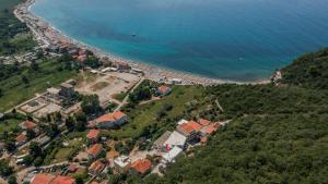 an aerial view of a beach with houses and the ocean at Hotel AQUILO in Petrovac na Moru