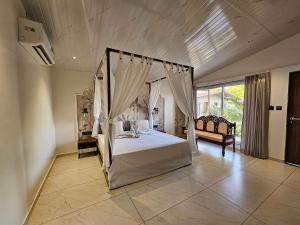RiverView Tent Resort客房内的一张或多张床位
