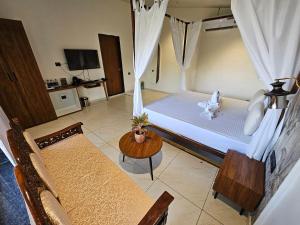 RiverView Tent Resort客房内的一张或多张床位