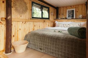 Postel nebo postele na pokoji v ubytování Isambane Camp