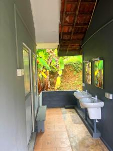 Ένα μπάνιο στο Olive Mirissa