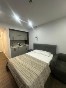 una camera con un letto e un divano di Alliance Palace By Marriott a Batumi